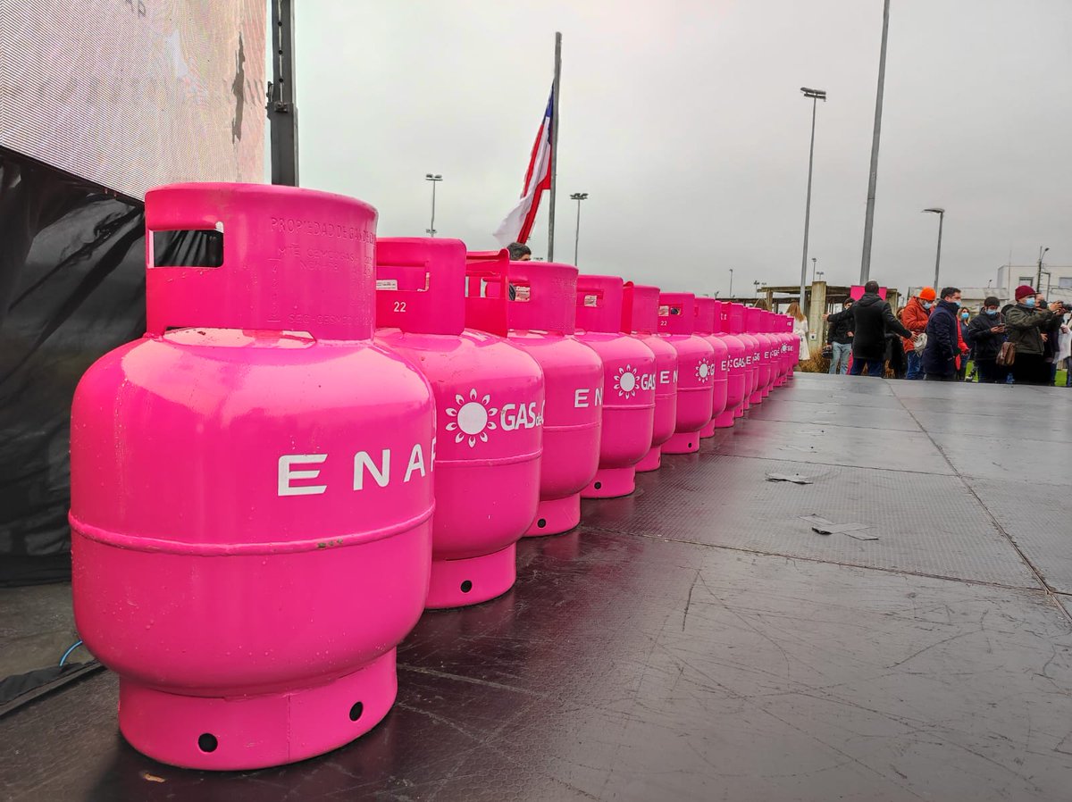 SEC_cl's tweet photo. 🗞️Hoy participamos del lanzamiento del plan piloto “Gas de Chile”, iniciativa que permitirá en una 1ª etapa comercializar Gas Licuado de Petróleo (GLP) producido por #ENAP, a un valor menor que en el mercado, en Chiguayante, Quintero y San Fernando. https://t.co/aApsc8i5sq