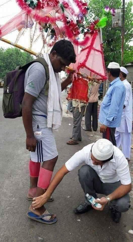 imashumalik's tweet photo. आज की बेहद ही ख़ूबसूरत तस्वीर।
जुमे की नमाज के बाद मस्जिद के बाहर नमाजियों ने शिवभक्तों पर बरसाए फूल।

जो बुजुर्गों ने कहा था हूबहू करते रहे॥
अमन की और शांति की गुफ्तगू करते रहे॥
जिसका तुमने जल चढ़ाया शिव के चरणों में जनाब।
हम उसी गंगा के पानी से वजू करते रहे॥ 
- बिलाल सहारनपुरी https://t.co/3NpjDpcYqa