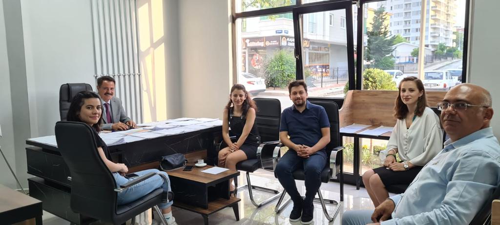 Başkanımız Av. Cemil Deveci, Merkezimizi ziyaret ederek kurslarımız hakkında bilgi aldı. 

Bugün itibarıyla toplam öğrenci kaydımız 1852 oldu. Atakum'da rekor olan bu talep karşısında merkezimizde, kontenjanı dolan kurslarımız hızla açılmaya devam ediyor.