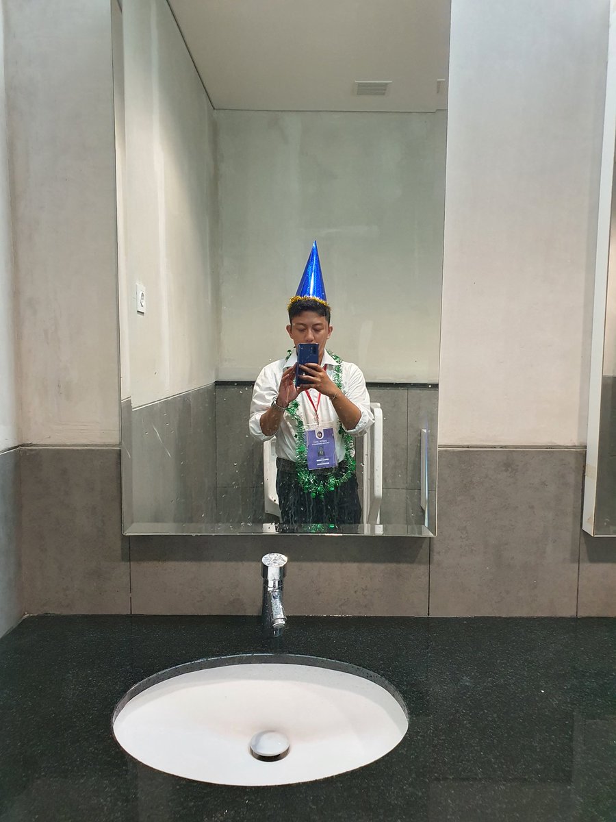 TamaBottowski's tweet photo. Nyari duid gini amat yaa pake harus cosplay jd maba lagi haha https://t.co/mgrJBYFZts