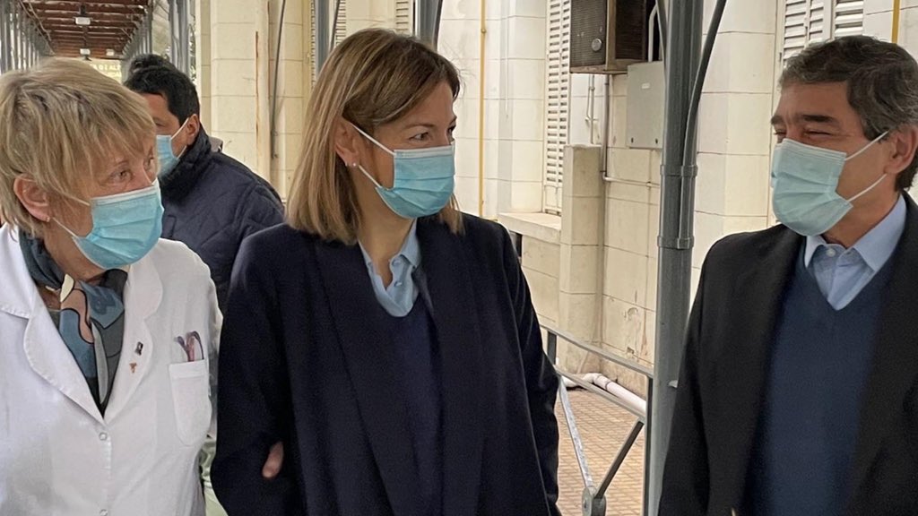 FernanQuirosBA's tweet photo. Recorrimos el Hospital de Niños Ricardo Gutierrez junto a @Soledad_Acunia y Cristina Galoppo, su directora.

Visitamos los centros de diálisis, nutrición, y la Escuela Hospitalaria Nº1, que es una de las 130 escuelas abiertas durante el receso invernal con diversas actividades. https://t.co/YHrEjnzMJb