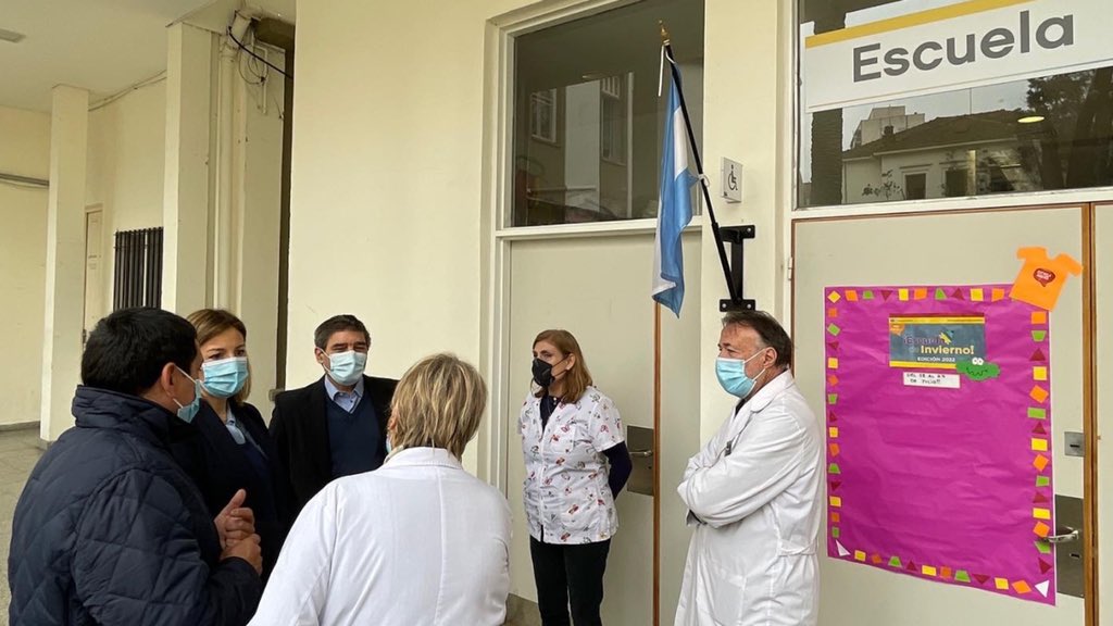FernanQuirosBA's tweet photo. Recorrimos el Hospital de Niños Ricardo Gutierrez junto a @Soledad_Acunia y Cristina Galoppo, su directora.

Visitamos los centros de diálisis, nutrición, y la Escuela Hospitalaria Nº1, que es una de las 130 escuelas abiertas durante el receso invernal con diversas actividades. https://t.co/YHrEjnzMJb