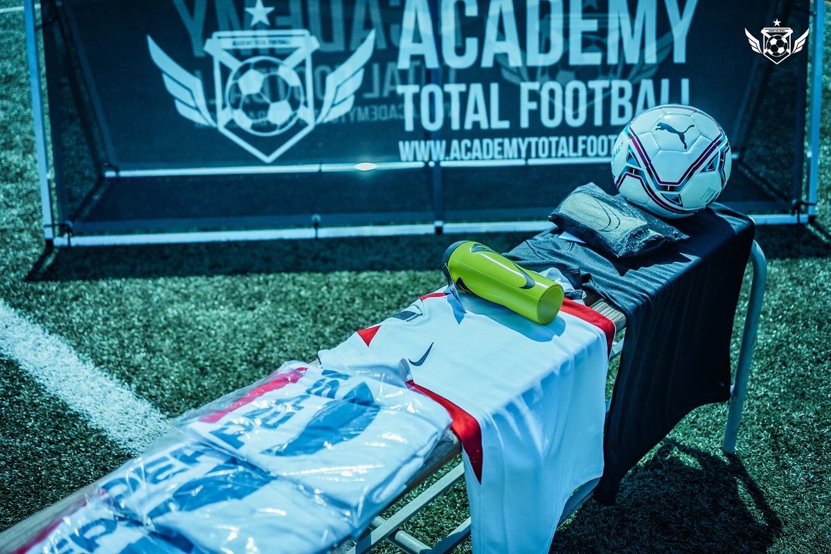 AcademyTF_'s tweet photo. 🤩🎁 Tanquem la 4️⃣ setmana amb regals i premis‼️

🔜 Preparats per l’última setmana de #CampusTotalFootball ✅
—
📸: @enricserraphoto https://t.co/6SgwpSwNa5