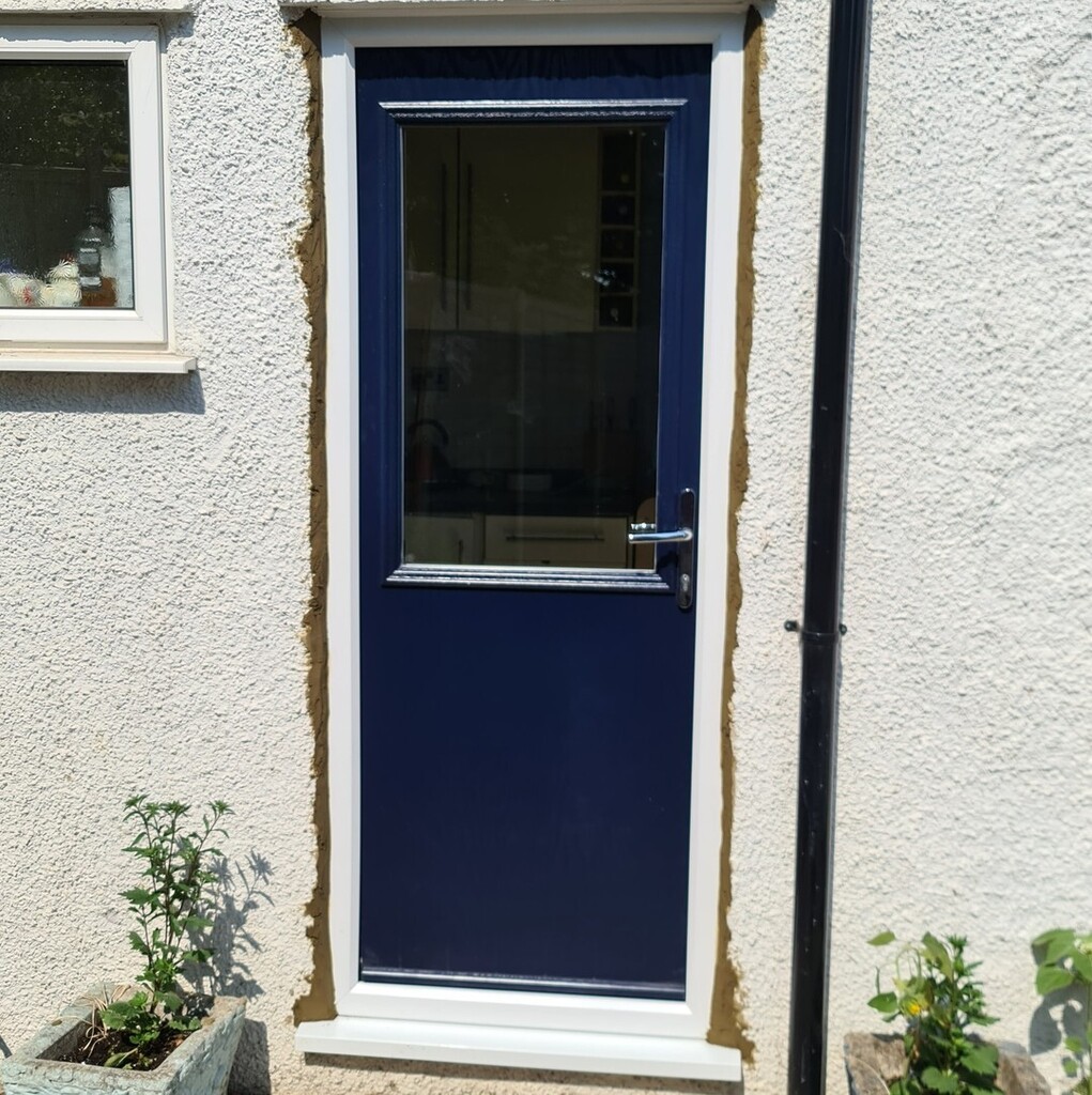 DNKservices's tweet image. New GRP Composite Door, Blue RAL5004 colour composite door and White smooth Chamfered Frame, Composite Cottage Half Glazed with Clear Glass. Avocet Chrome Lever handles, #kubu  locking system with Avocet ATK Cylinder
.
.
#anyralcolour #dnkservices #newco… instagr.am/p/CgUnhXmoQcT/