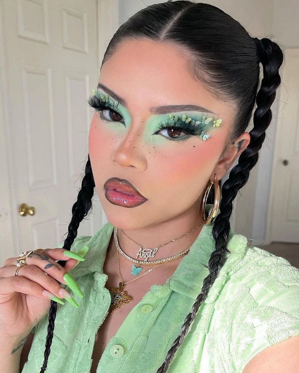 ABHcosmetics's tweet photo. Did you know green makeup is trending in 2022? 👀 Take inspo from @stenss (she/her, IG), who used Mini Pro Pigment Palette Vol. 2 to get a pastel green look. 💚 

Pick up a Mini NORVINA palette for your summer travels! https://t.co/Pe6sNWjRx3