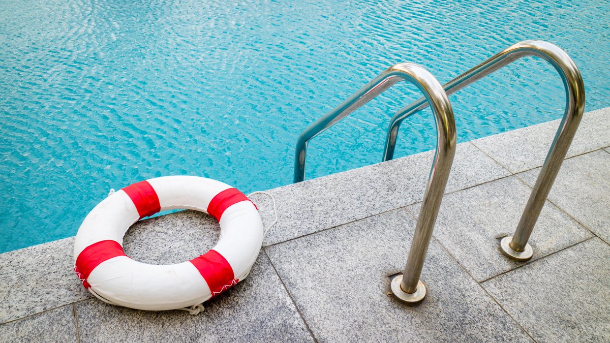 Le manque de sauveteurs force Saguenay à fermer 2 piscines ce week-end : celle du quartier St-Philippe à Jonquière et la piscine Richelieu à Chicoutimi. #rcsag #saglac