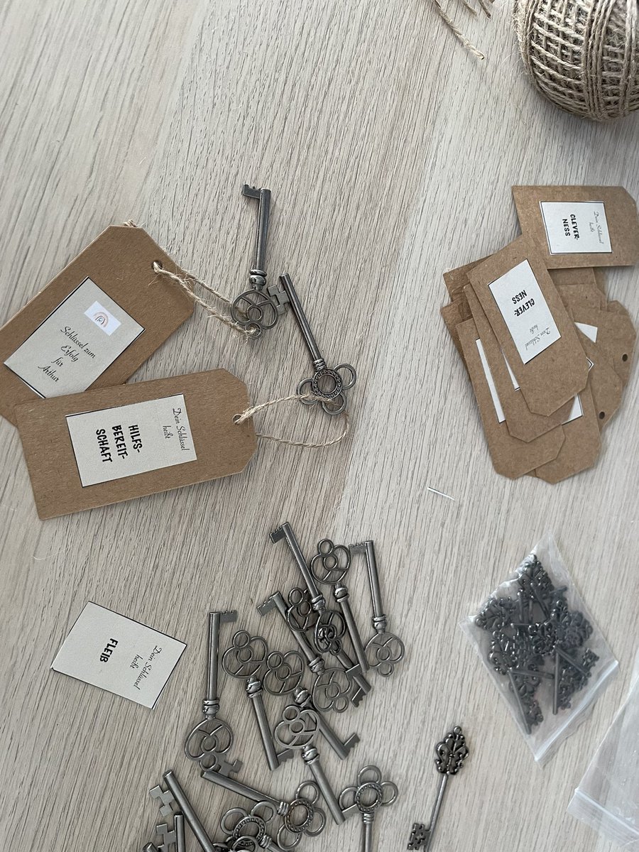 hiller_heike's tweet photo. Zum Zeugnis gibt es dieses Sj den „Schlüssel zum Erfolg“🗝. Vorne-Name u Rückseite-was der SuS gut kann! Danke für die Anregung, hier gefunden im #twlz ☺️ https://t.co/G14p7LXwma