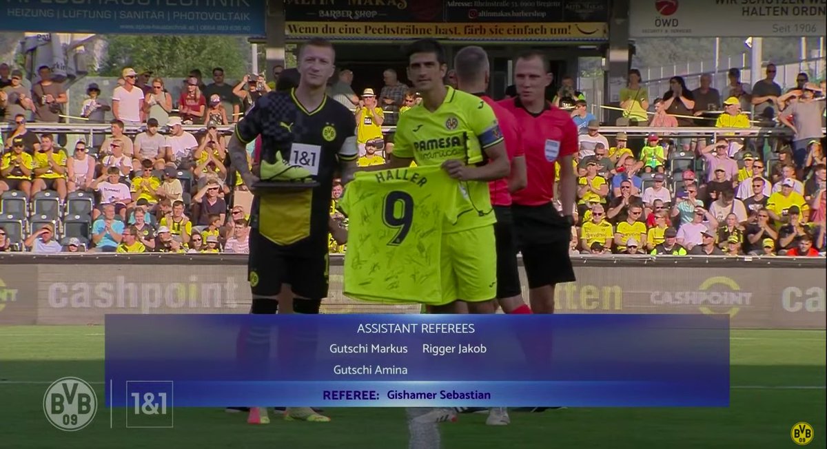 gpatric10's tweet photo. Vor Anpfiff hat Marco Reus vom Villareal Kapitän Moreno ein Trikot mit den Unterschriften aller Villarealspieler für Sebastien Haller entgegengenommen! Großartige Geste 👏🏻 #BVBVCF #BVB https://t.co/QadrHGh5CS