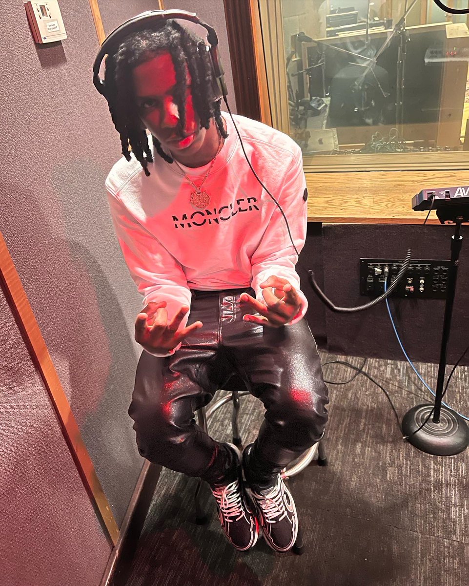 Young Nigga Made It Out The Mud 🧱 But He Say He Ah Risk It All😪 I’m Sitting On Ah Couple Racks Nd I Ain’t Talking Tennis Ball🌓