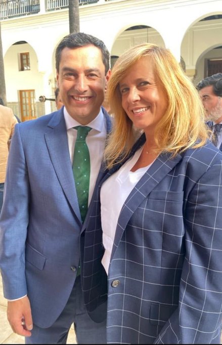De algemeen directeur van Andalucía Global Rosario Alarcón feliciteert de president