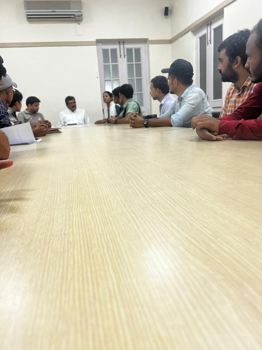 Neerajkundan's tweet photo. 4 स्टेज की परीक्षाओं को पास कर रेलवे में नौकरी का सपना देख रहे इन छात्रों के भविष्य को मोदी सरकार बर्बाद करने में लगी है। आज AICC महासचिव व राज्य सभा सांसद @MukulWasnik जी, व @LambaAlka जी के साथ इन छात्रों के प्रतिनिधि मंडल से मुलाकात की।
#CLEAR_100_PERCENT_RRB_JE_WAITING https://t.co/rr8SYv1py4