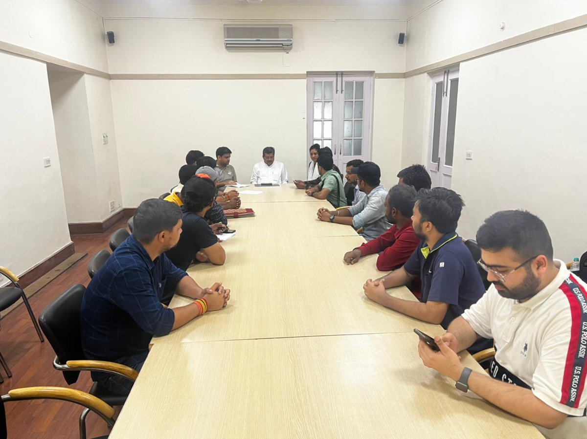 4 स्टेज की परीक्षाओं को पास कर रेलवे में नौकरी का सपना देख रहे इन छात्रों के भविष्य को मोदी सरकार बर्बाद करने में लगी है। आज AICC महासचिव व राज्य सभा सांसद <a href="/MukulWasnik/">Mukul Wasnik</a> जी, व <a href="/LambaAlka/">Alka Lamba 🇮🇳</a> जी के साथ इन छात्रों के प्रतिनिधि मंडल से मुलाकात की।
#CLEAR_100_PERCENT_RRB_JE_WAITING