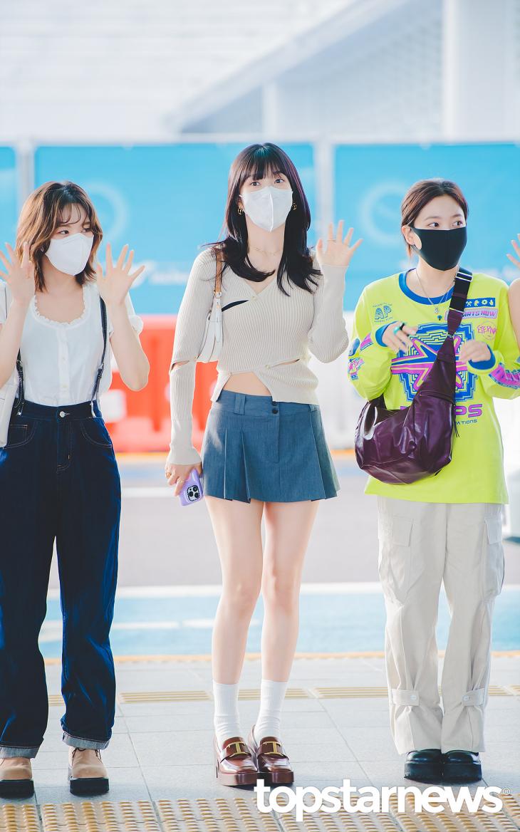 TSN_PHOTO's tweet photo. [HD포토] 레드벨벳 조이, ‘↗↘’ (인천공항출국패션) #조이 #레드벨벳 #RedVelvet #인천공항 #출국 #프리뷰 https://t.co/PCY7vdyYfF <- Original Photo https://t.co/Ha0Vm6DVr7