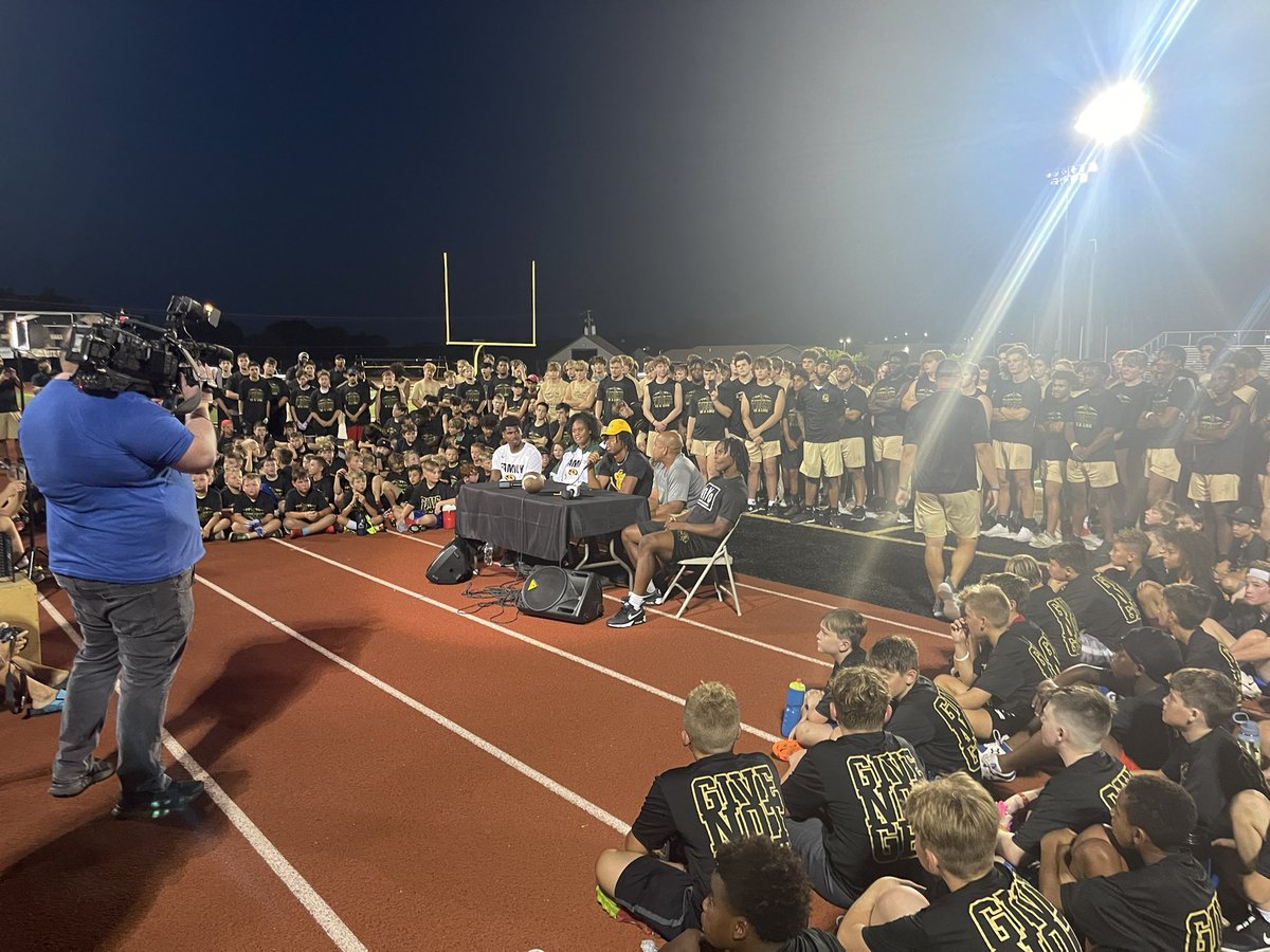 I am blessed to work with great men of character on our coaching staff. I am proud of our @lstigerfootball program and all that it stands for. This is what being a LINK 🔗means. #FAMILY. High School Footbal is about community and growing up to play for your Team. GIVE NOT GET ⛓