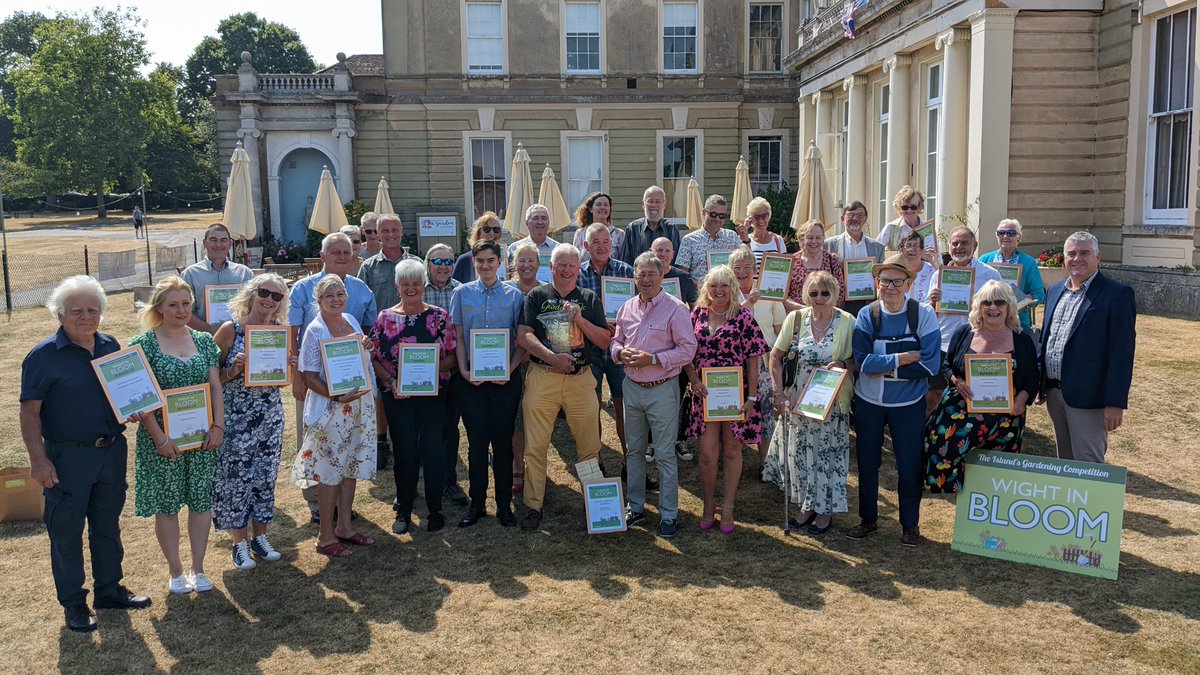 WightinBloom's tweet photo. @gifttonature hand made bat or bird box. 
There were smiles all round and a delightful time was had by all
💐☀🌷🌹🥀🌾🌿🌳🌻🌺🌸🌼
#wightinbloom #islandgardens https://t.co/O9xtbdkols