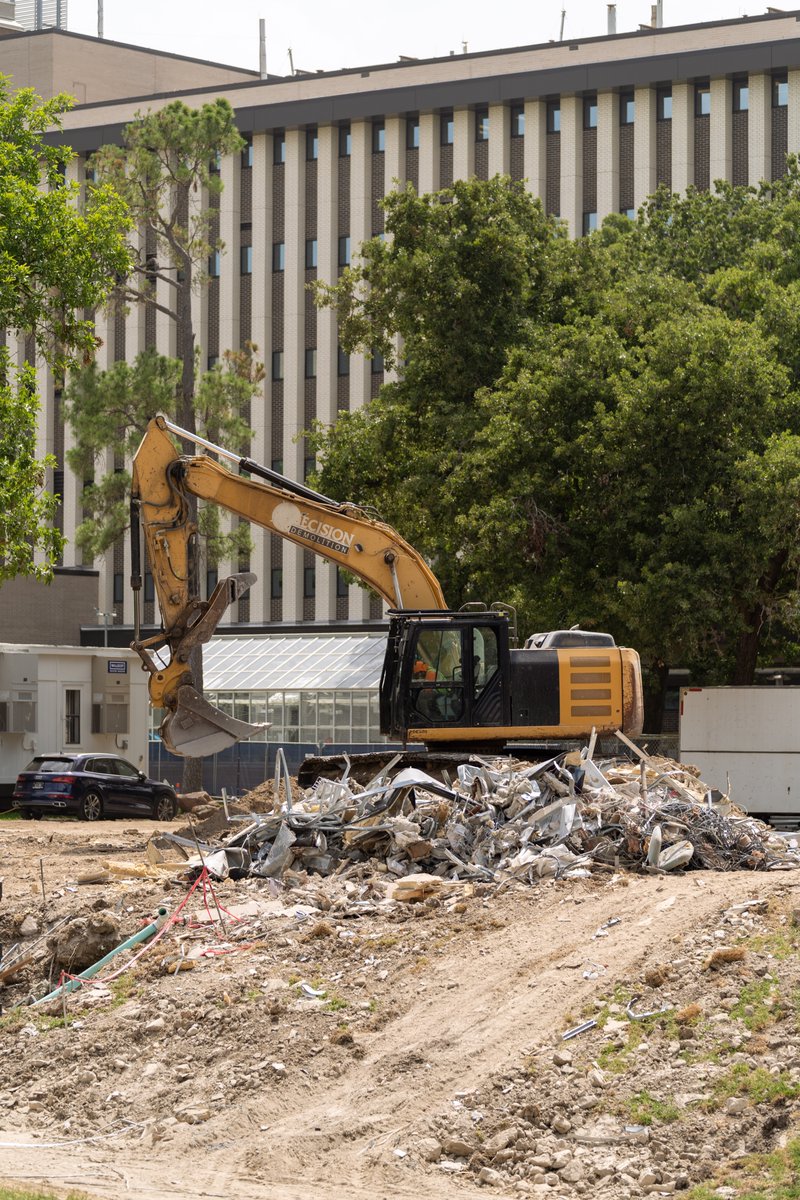 UHouston's tweet photo. RT to pay respects — farewell, Student Center Satellite! ❤️

Work is beginning on The Hub: An all-new dining facility that will be built above the area that the Student Center Satellite formerly occupied. https://t.co/2yEltxRPRP