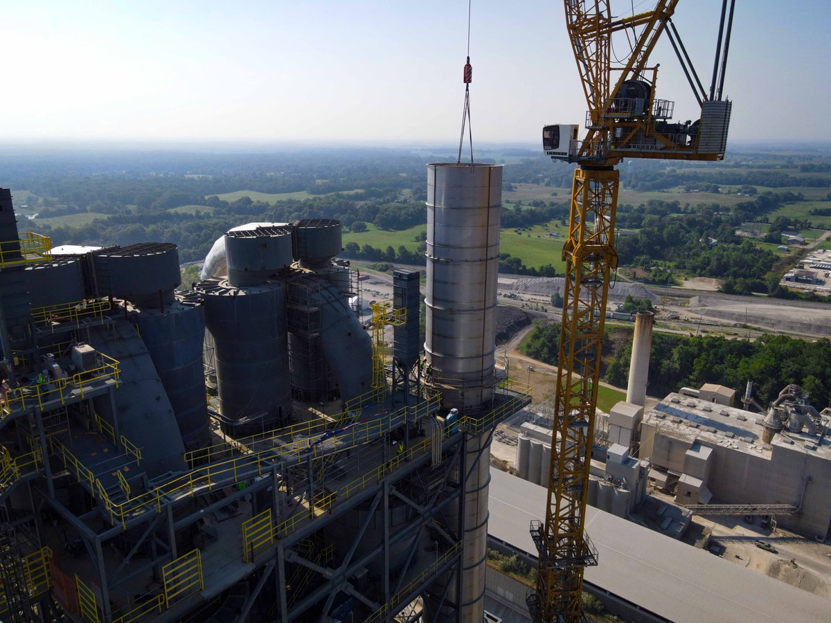 hd_materialsNA's tweet photo. An exciting day in Mitchell, IN, as members of our Lehigh team, contractors and local dignitaries made their mark on the final section of steel for the stack on the new cement plant at a topping out ceremony! #MaterialToBuildOurFuture #CountdownToClinker
https://t.co/phx9POJzss https://t.co/zzo50kX5Oa