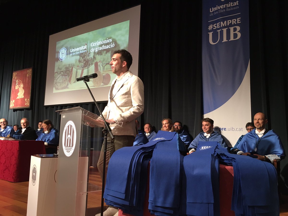 👨🏻‍🎓 Parlen en nom dels seus companys de promoció en Pedro Ximenis, Felip Antoni Ramis, Antonio Rafael Calahorro i Bartomeu Mestre. Coincideixen en l'agraïment cap els companys, professorat i famílies! #SempreUIB
