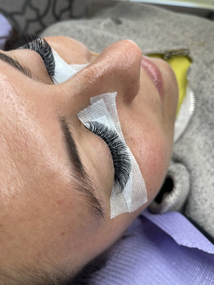 Catch news reporter/anchor Courtney Spinelli wearing my lash extensions tonight on Fox59 &amp; CBS! I’m thankful to say she loved them &amp; rebooked! 🥰👏🏽💞✨