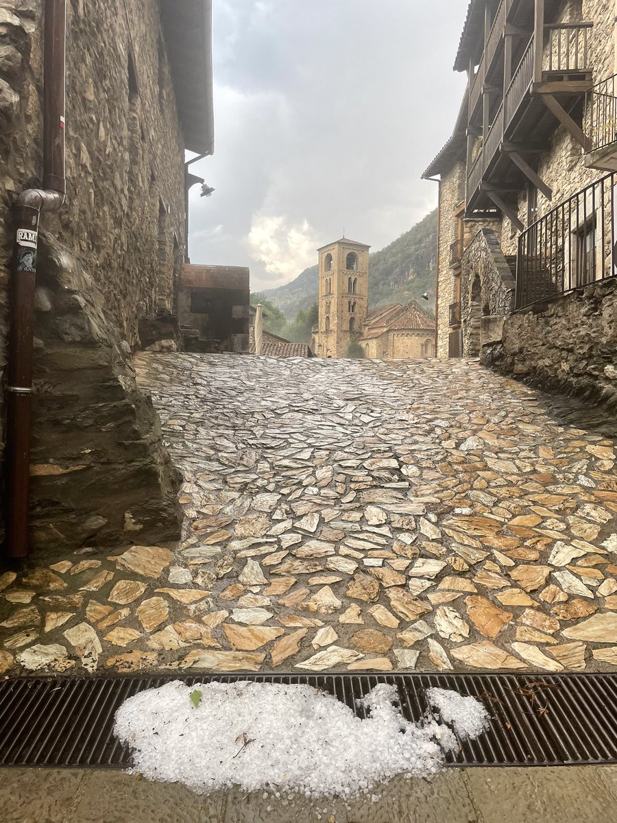 begetti's tweet photo. @eltempsTV3 i després pedregada https://t.co/WaWRNm1R4t