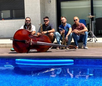 AjuntamentVLC's tweet photo. 🎷Continua la programació del @FJazzValencia als #barris i #pobles de #València!

🎼Demà, vos esperem per a gaudir d'una bona vesprada de música amb el concert gratuït del quartet Jeff Jerolamon Jazz Experience, al #barri de #Campanar.

⏰20h📍 Pl. de #Campanar
#JazzalsBarris https://t.co/jhzfYa5tLt