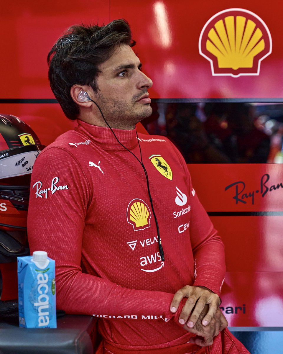 sainzcomfort's tweet photo. carlos sainz and red fireproofs. https://t.co/NYsClFIIJl