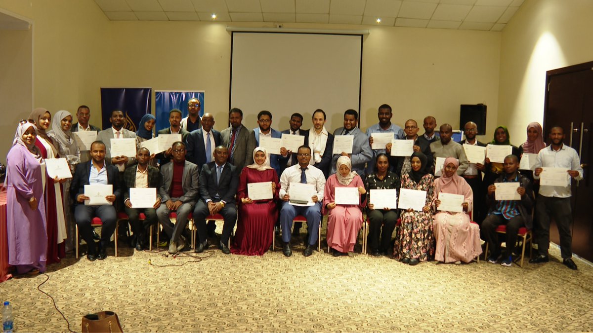 معهد #الجزيرة للاعلام، يخرج اول دفعة من الصحفيين العاملين في وسائل الاعلام المحلية في #اثيوبيا .. الدورة التي اقيمت في #اديس_ابابا بالتعاون مع هيئة الاعلام الاثيوبية، هدفت لتطوير مهارات المتدربين واثراء ممارساتهم المهنية،لتحقيق افضل معايير الجودة الصحفية .. (مبارك عليكم)