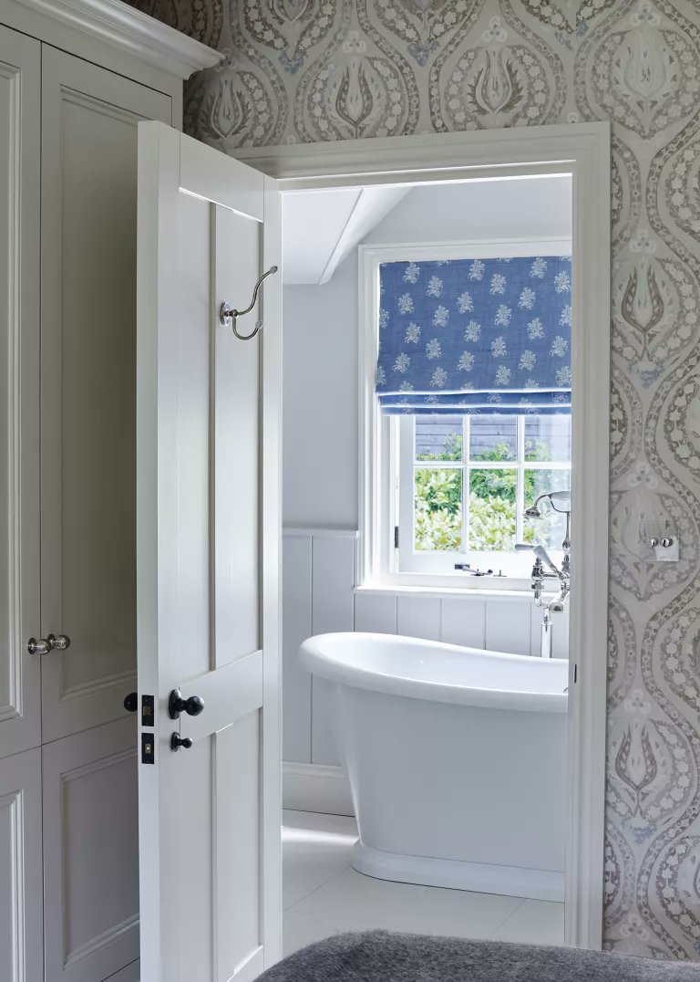 AllanGrandison's tweet photo. For a colorful window treatment in a bathroom, go with Roman shades. #homestyle #interiordesign  https://t.co/wqvawTXOWN https://t.co/zevLF22tge