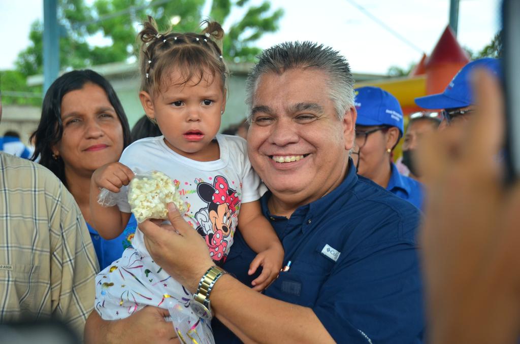 cheolagunillas's tweet photo. Contentos por esta bonita actividad que organizó Funsuma para los niños  del sector Campo Mío, parroquia Venezuela.

@manuelrosalesg @gobdelzuliave
@Ciudad_Ojeda @concejolags

#ciudadojeda #lagunillas #zulia #Innovacionyprogreso https://t.co/8TUNwqDc9B