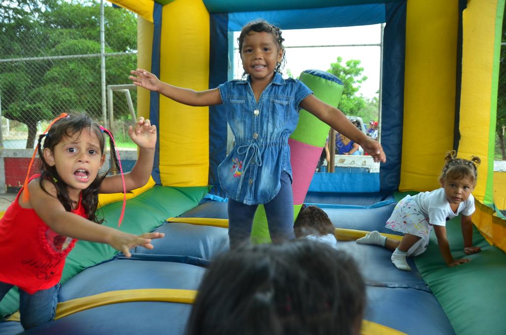 cheolagunillas's tweet photo. Contentos por esta bonita actividad que organizó Funsuma para los niños  del sector Campo Mío, parroquia Venezuela.

@manuelrosalesg @gobdelzuliave
@Ciudad_Ojeda @concejolags

#ciudadojeda #lagunillas #zulia #Innovacionyprogreso https://t.co/8TUNwqDc9B