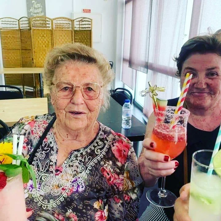 Proandi1's tweet photo. O projeto Proandi 60 +, desenvolvido pelo formador Luís Santos e os nossos jovens de Restaurante Bar XI, contemplou também os cocktails.Foi maravilhoso! O encanto desta atividade onde as gerações se cruzam, a emoção no olhar é contagiante. Obrigada a todos.
#proandi #skills #vet https://t.co/8hURuE4erd