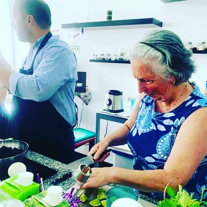 Proandi1's tweet photo. O projeto Proandi 60 +, desenvolvido pelo formador Luís Santos e os nossos jovens de Restaurante Bar XI, contemplou também os cocktails.Foi maravilhoso! O encanto desta atividade onde as gerações se cruzam, a emoção no olhar é contagiante. Obrigada a todos.
#proandi #skills #vet https://t.co/8hURuE4erd