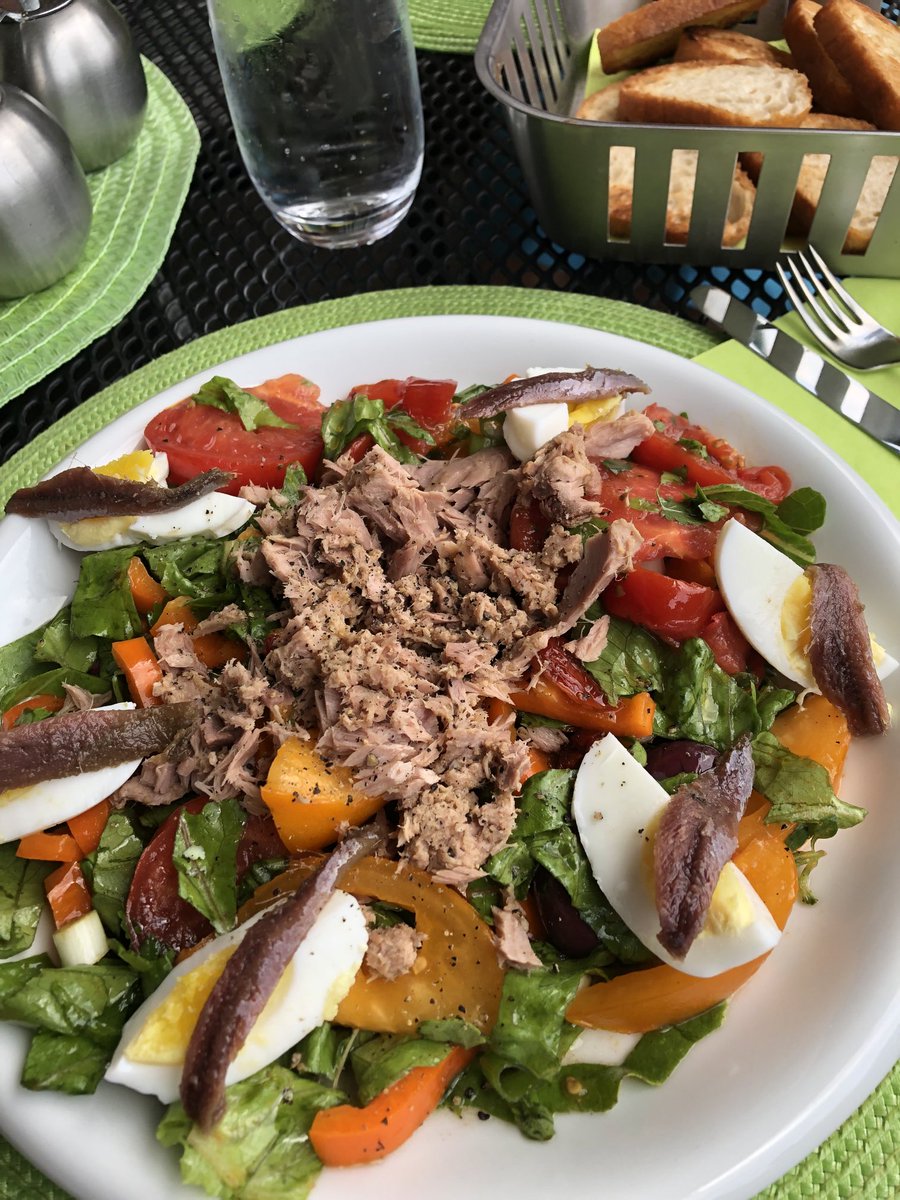 KalleHD's tweet photo. #Salat mit #thunfisch - zur Freude des #katers https://t.co/FyGhBCkvS6