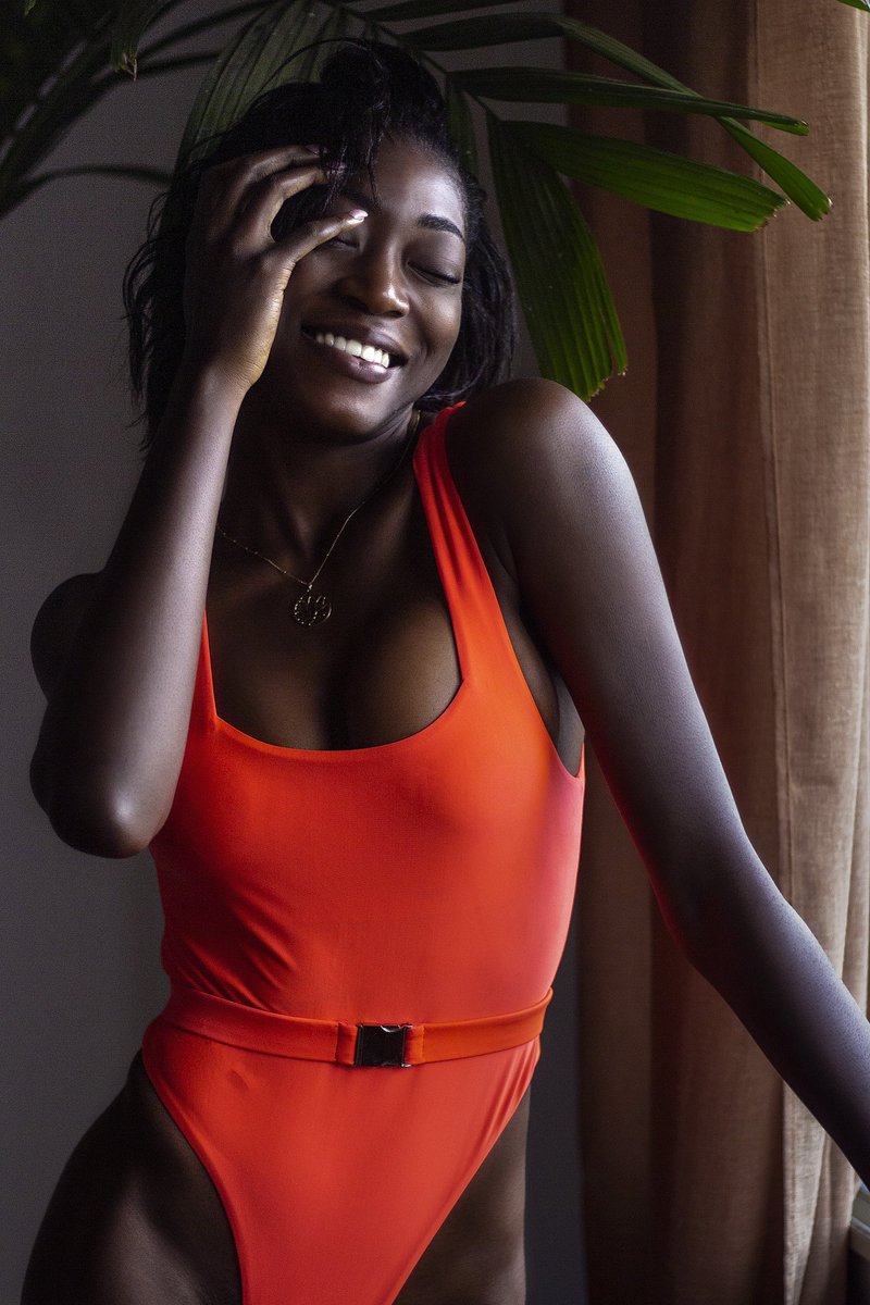 Je suis Aicha AL NABILA, j'ai 24 ans et la mode est une de mes passions.Mannequin de haut vol,j'ai écumé les grandes scènes nationales au côté des designers nationaux et internationaux de renomTout cela me vaut le titre,de Top Model et de Muse.