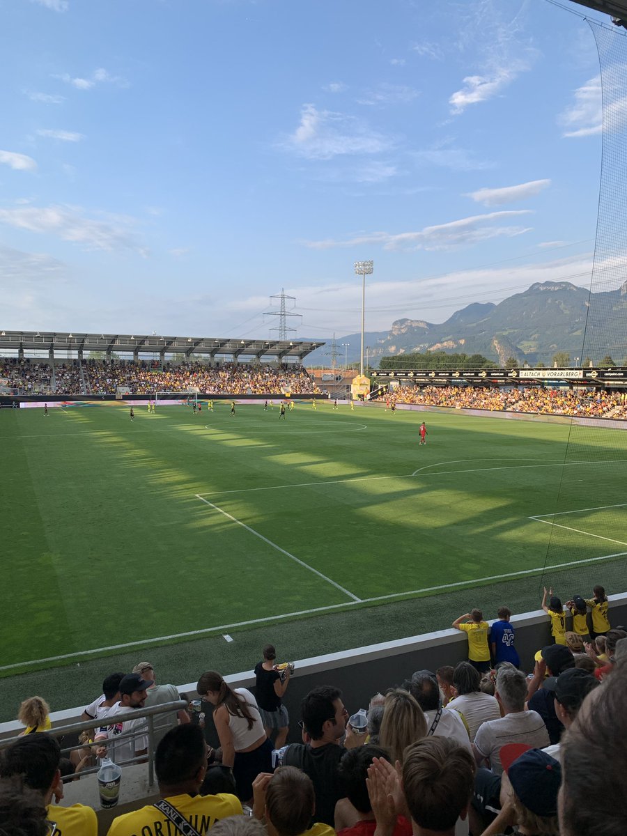 VK_FCA1907's tweet photo. 0:1 Führung zur Halbzeit 🔥🥰 Vamos @VillarrealCF/ @VillarrealCFen.
Greets from a German guy, who’s in Austria today 👋🏽💛
#VillarrealCF #BVBVCF https://t.co/rbCOdHFlaD