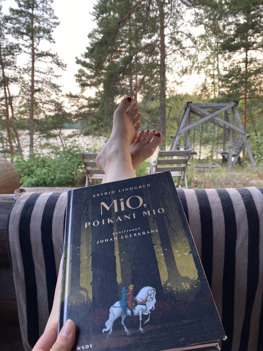 Astrid Lindgren on kyllä ollut nero. Lapset ja äiti tykkäsivät tästäkin. #kirjallisuus #lapset #kirjastot #kesä #iltasatu
