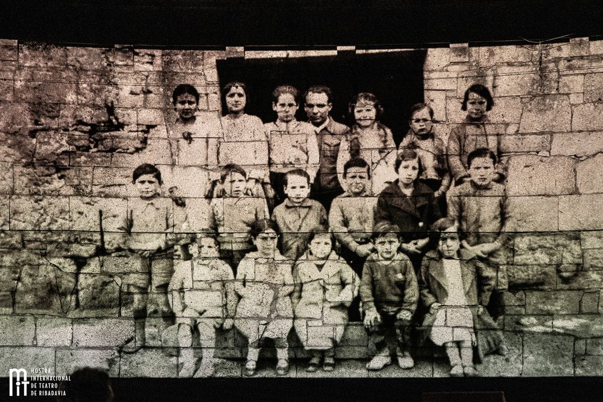 Anoche tuvimos función de "El mar: visión de unos niños que lo han visto nunca" en  <a href="/MITRibadavia/">MIT Ribadavia</a>. Decidimos no colocar ciclorama y utilizar los muros del castelo. Fue hermoso ver aparecer a Antoni Benaiges y a las niñas y los niños de Bañuelos de Bureba en ese lienzo del tiempo.