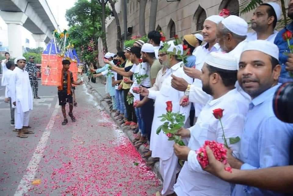 Shahabkhanrock's tweet image. आज कीं बेहद ही ख़ूबसूरत तस्वीर..

जुमे की नमाज के बाद मस्जिद के बाहर नमाजियों ने शिवभक्तों पर बरसाए फूल।