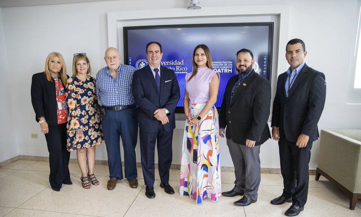 UPR_Oficial's tweet photo. "Mediante alianzas estratégicas, como la que hemos desarrollado con la @OATRH ponemos a la disposición de los servidores públicos del país los mejores recursos educativos disponibles, lo que redunda en mejores servicios a la ciudadanía”, expresó el doctor Ferrao. https://t.co/bPjCKq2yJI