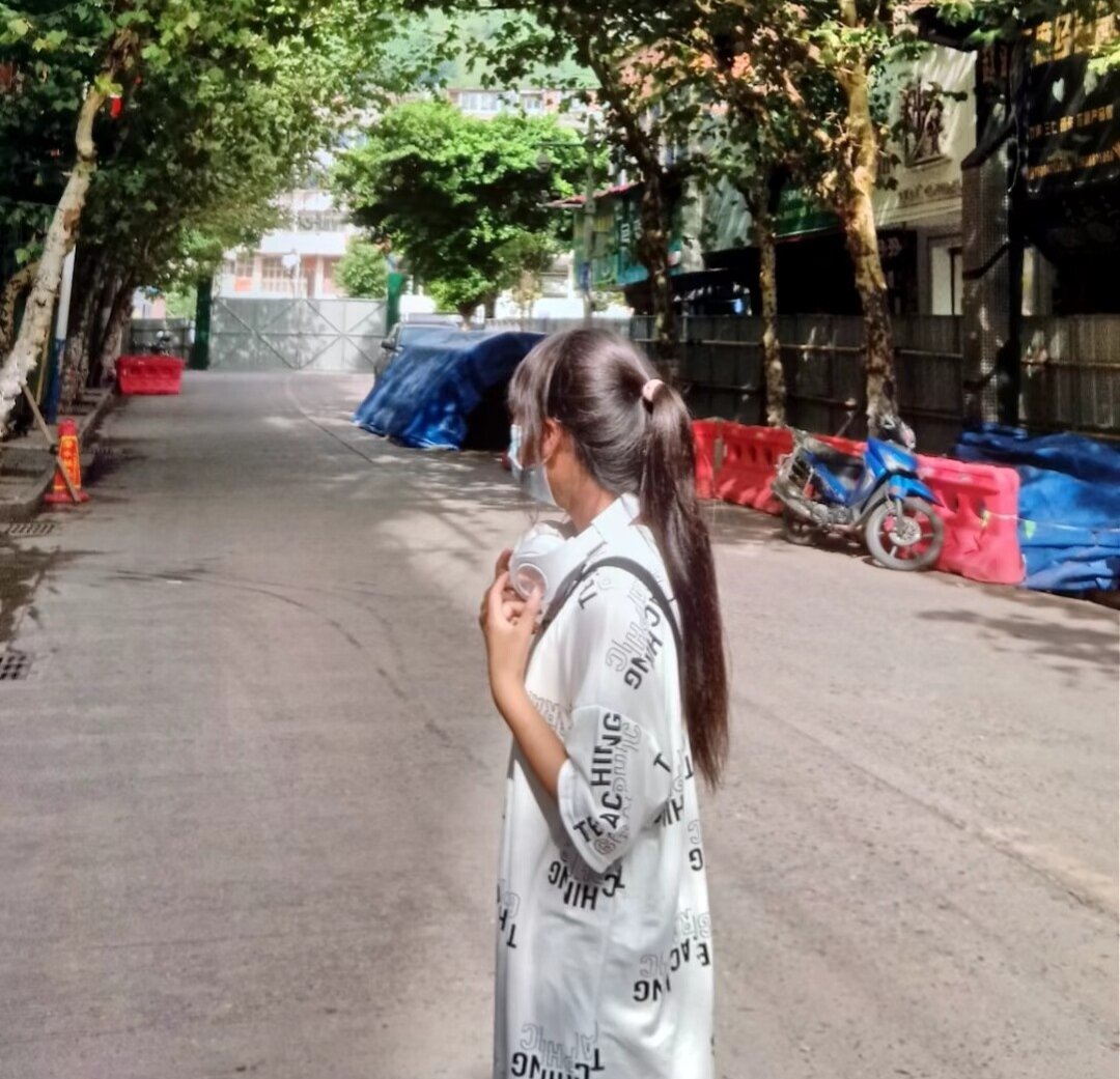 xuelaila's tweet photo. 花季的一天，我们都还没长大，妈妈又一次骂了我。
哥来安慰我，哭累了相拥而眠。
迷糊中，脱光了衣服，花季的风，遇上了花季的雨。
当天雷勾起地火，火星子引燃干柴，哥就成了我这辈子第一个男人。
但是我不后悔…… https://t.co/PC0mtdyync