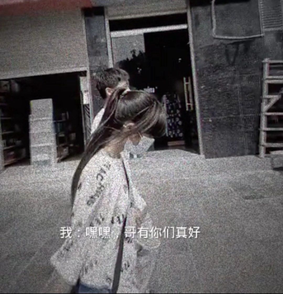 xuelaila's tweet photo. 花季的一天，我们都还没长大，妈妈又一次骂了我。
哥来安慰我，哭累了相拥而眠。
迷糊中，脱光了衣服，花季的风，遇上了花季的雨。
当天雷勾起地火，火星子引燃干柴，哥就成了我这辈子第一个男人。
但是我不后悔…… https://t.co/PC0mtdyync