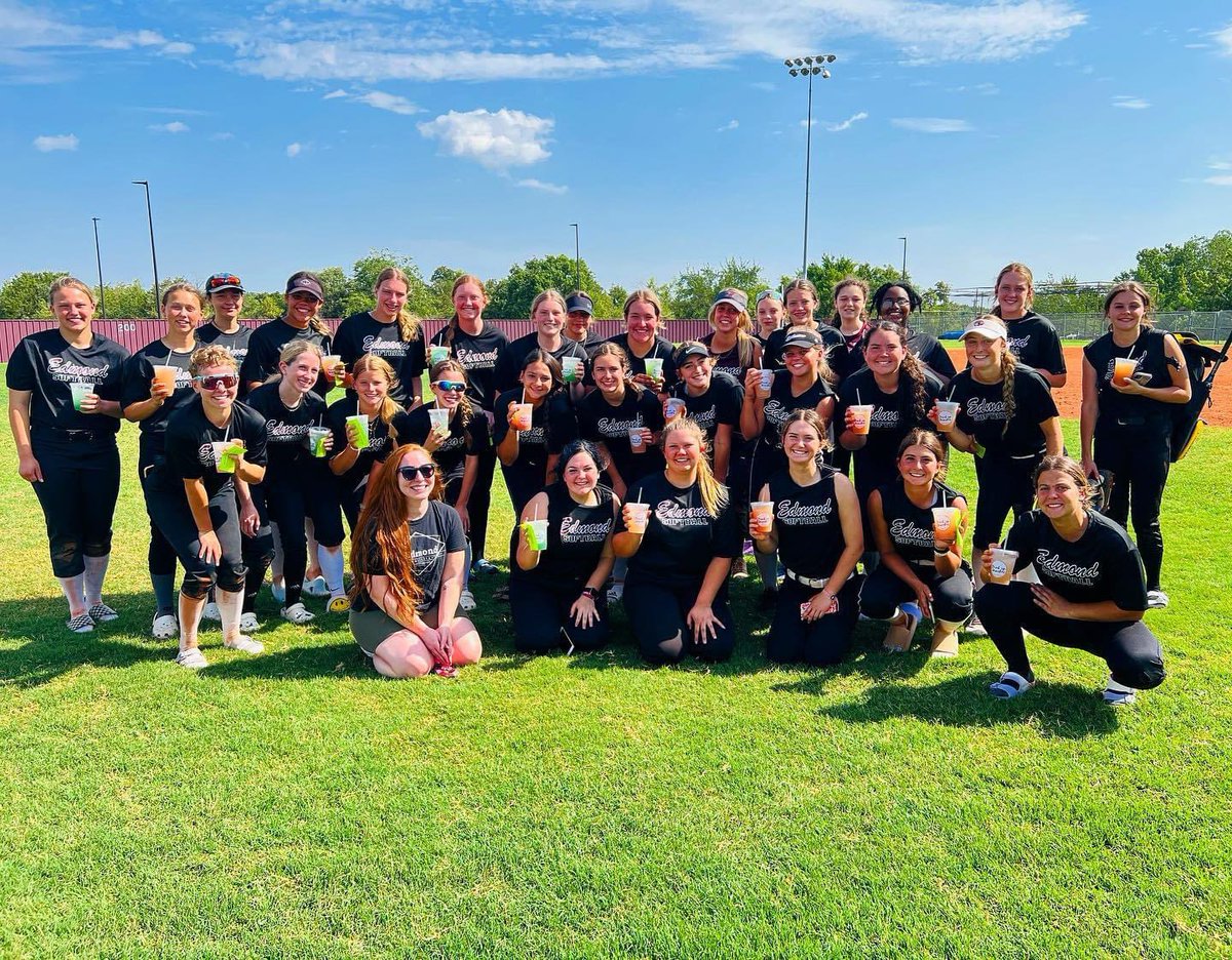 EMHSsoftball's tweet photo. a huge shout out to Edmond Nutrition for the post practice teas!! thank you guys🤍 #godogz #teas https://t.co/qmZUVCGwKh