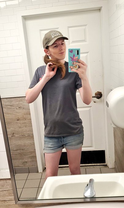 Maybe I'll do a bored at work AMA?
#pizzagirl #selfie #cute #trans https://t.co/t38l0ZiH0B