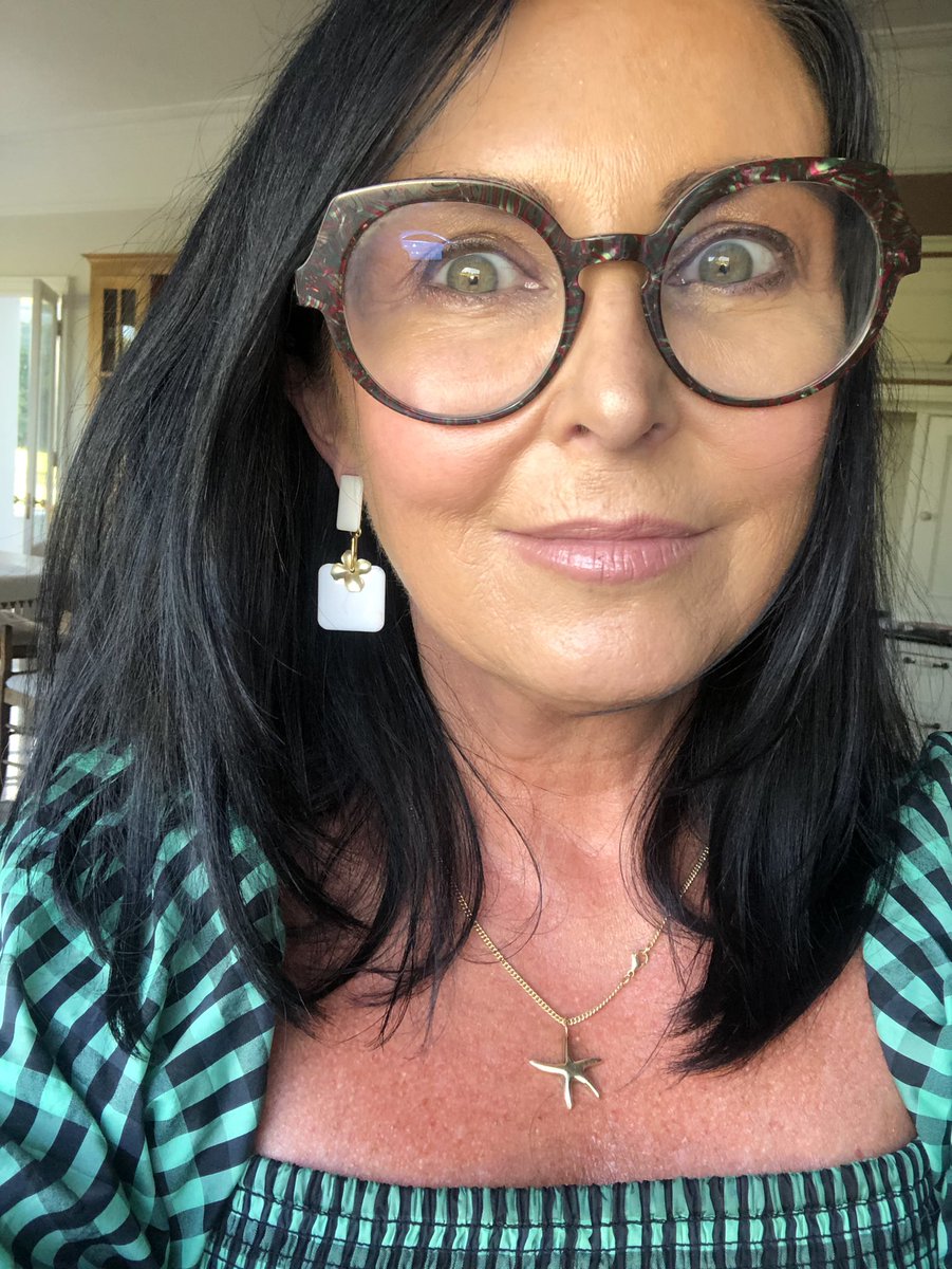 ElaineARoche's tweet photo. Purely showing off my new earrings of a Friday 😂🫣 #earings #wearingirish #vivianwalsh https://t.co/kuFle3NkM8