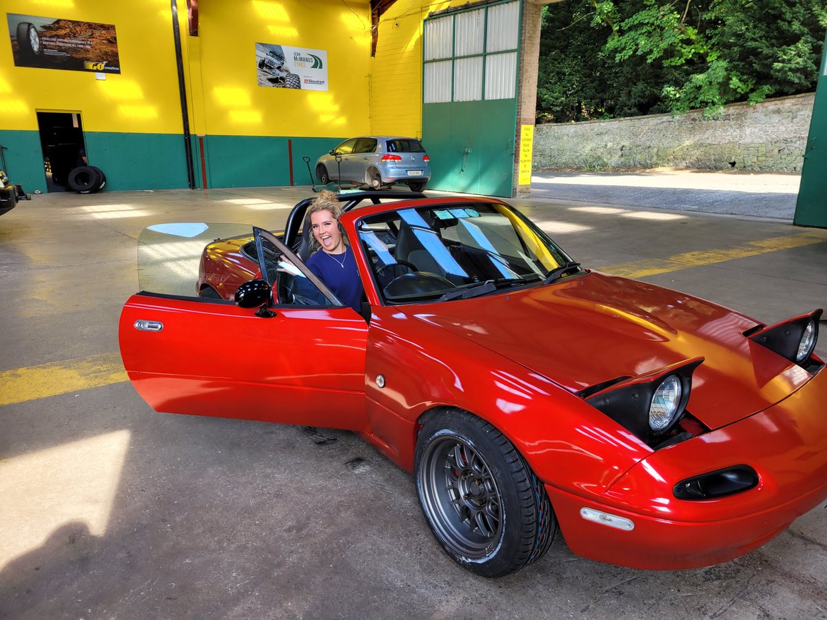 Ella delighted to sit in this 1992 MX5
#seanmcmanustyres #uniroyal #vintage #vintagecars #topclassfitters #louthchat #lovedrogheda #bestcustomers #Mazda