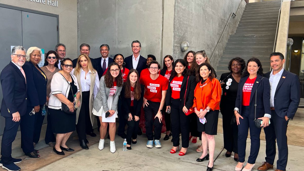 Proud to join @CAGovernor as #SB1357 is signed into law.
 
Along with #AB1594, CA is taking unprecedented action to hold the firearm industry accountable.
 
CA has the nation's strongest gun laws and one of the lowest rates of gun death.

 It’s not a coincidence.