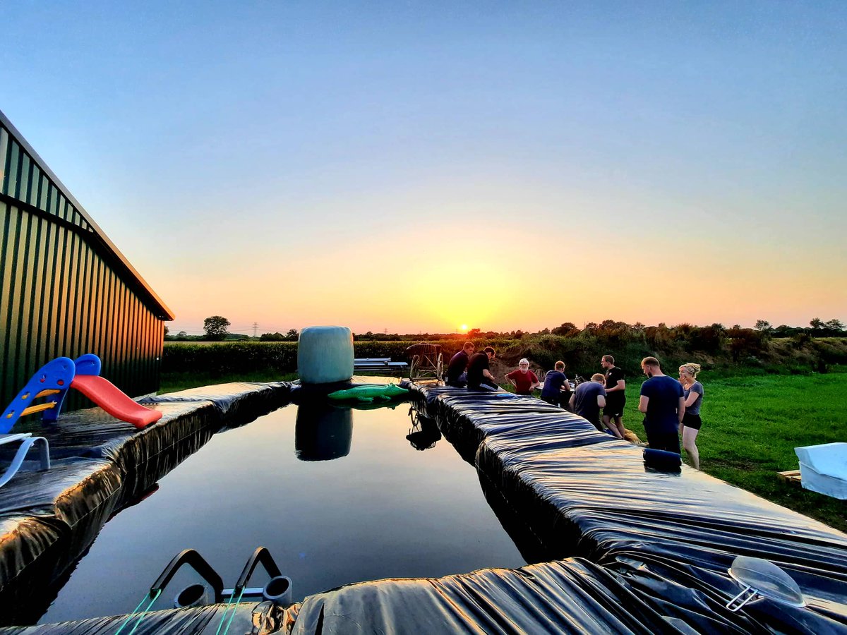 profiMagazin's tweet photo. Der #FarmerPool von Janpeter Koch kann sich sehen lassen, toller Sonnenuntergang inclusive 😉. https://t.co/TiPyi3uyky
