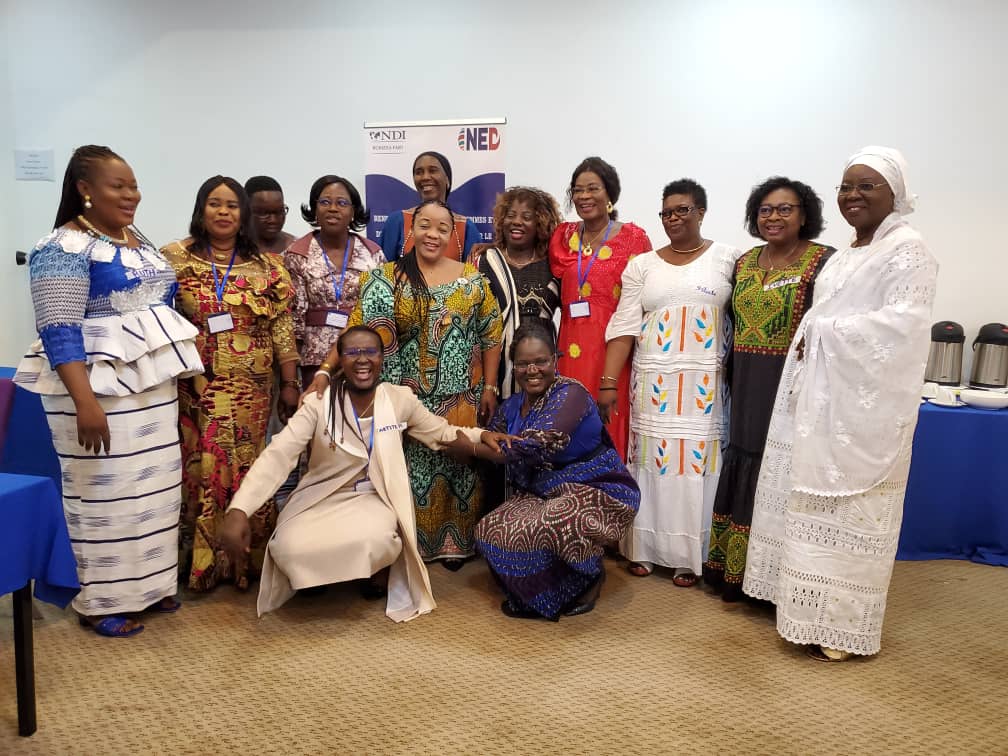 Les femmes et filles du Burkina Faso résolument engagées en faveur de leur participation aux instances de prise de décisions et à la construction  de la paix durable au delà  de leurs tendances politiques et sociales. Ces travaux sont organisés grâce  à l'appui de NDI. Bravo !
