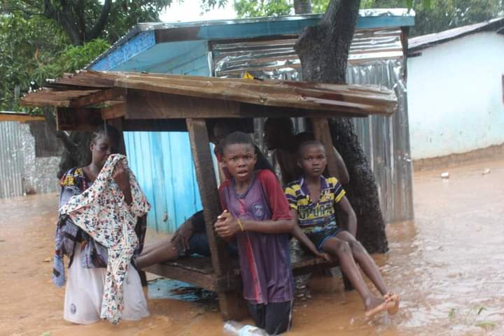 #Bangui la République Centrafricaine. Quelques images des dégâts de la pluie de ce jour 22 juillet à Bangui. <a href="/steve_ndekele/">Ndekele Steve</a>, <a href="/des_bossangoa/">Association Des Femmes Évangéliques de Bossangoa</a>, <a href="/UN_CAR/">MINUSCA</a>, <a href="/OCHA_CAR/">OCHA CAR</a>, <a href="/PNUD_RCA/">PNUD Centrafrique</a>, <a href="/UNICEF_CAR/">UNICEF Central African Republic</a>, @IOM_CAR, <a href="/Ludovic34982589/">Ludovic.J.GUENEKEAN</a>