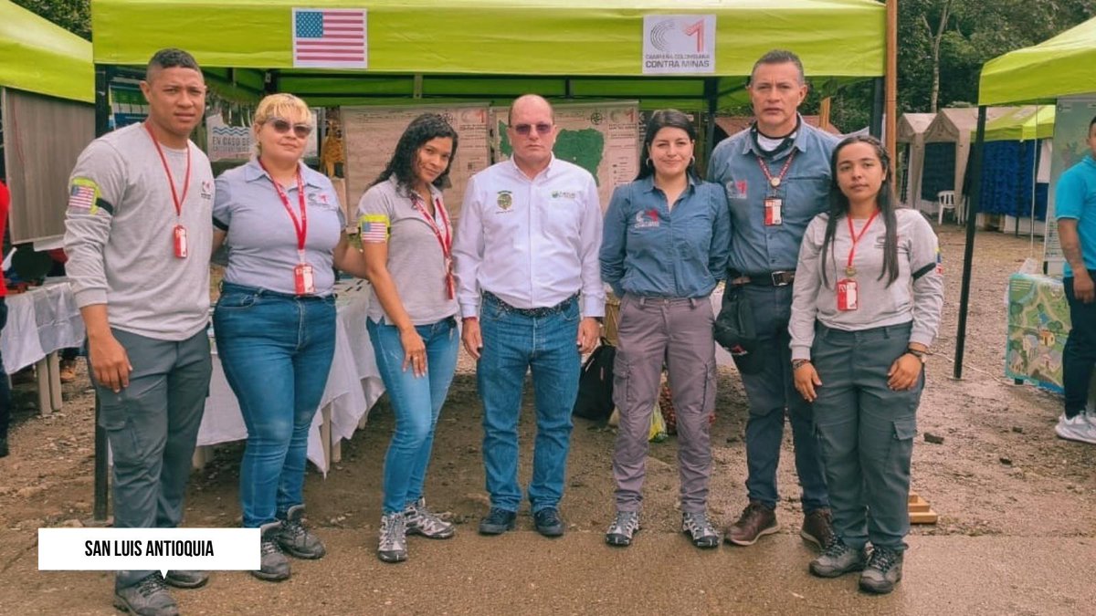 COL_SIN_MINAS's tweet photo. Con grata felicidad y compromiso de una #ColombiaSinMinas podemos decir que el municipio de #Chigorodo en #Antioquia se encuentra ¡¡LIBRE DE SOSPECHA DE CONTAMINACIÓN POR ARTEFACTOS EXPLOSIVOS!!
Así se vivió la entrega @ComisionadoPaz @DescontaminaCO @minefreeworld https://t.co/C8VPZ6b9RK